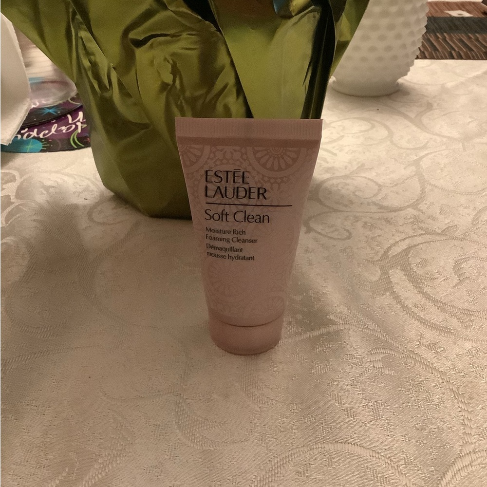 Estee Lauder Soft Clean Moisture Rich Foaming Cleanser - Pink